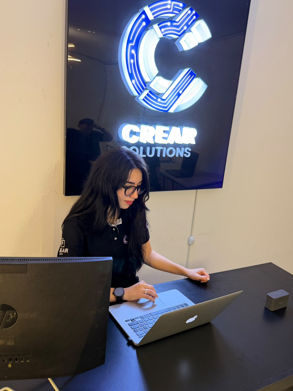 Integrante del equipo CREAR Solutions trabajando en su computador
